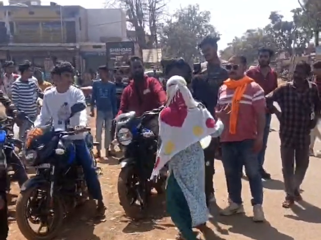 युवती ने बाजार में युवक को चप्पलों से पीटा, VIDEO:  कटनी में फोटो एडिट कर परेशान करने का आरोप, केस दर्ज – Katni News