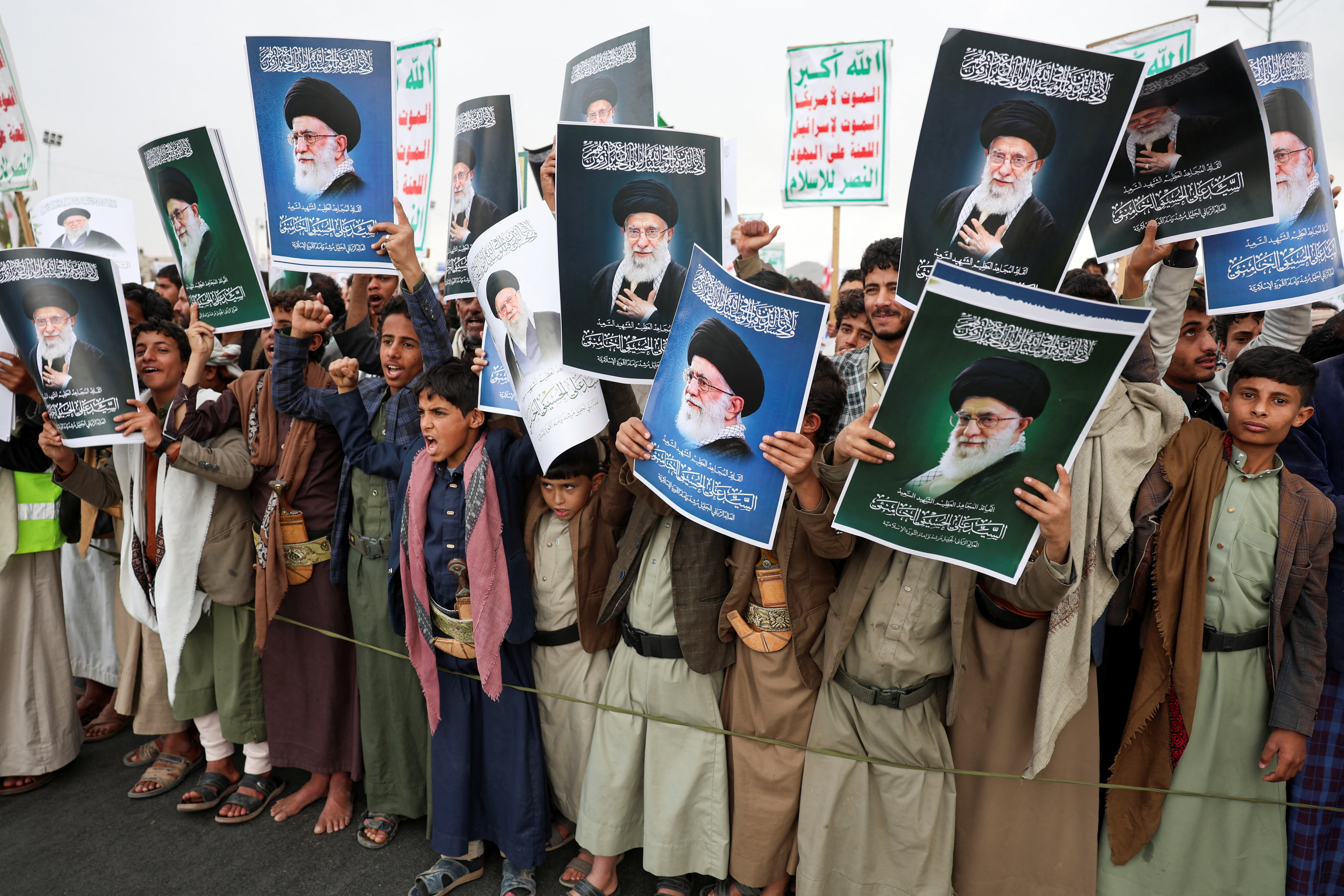 यमन के सना में, शुक्रवार को ईरान और लेबनान के साथ एकजुटता दिखाने के लिए हूती समर्थकों ने खामेनेई की याद में रैली निकाली। इस दौरान लोग खामेनेई की तस्वीरों वाले पोस्टर पकड़े हुए थे।