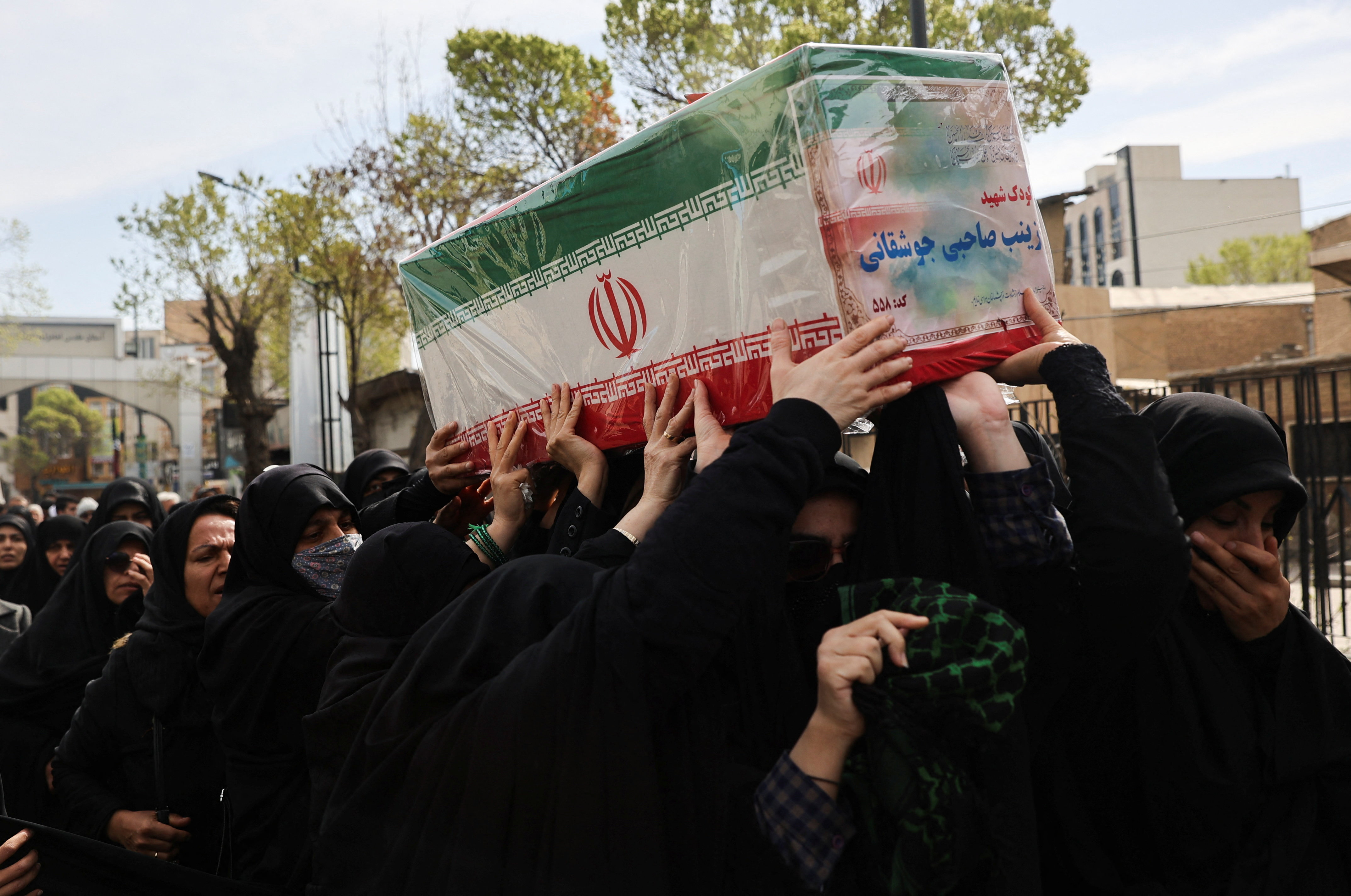 जैनब साहेबी को कंधा देते वक्त कई महिलाएं फूट फूटकर रो रहीं थीं।