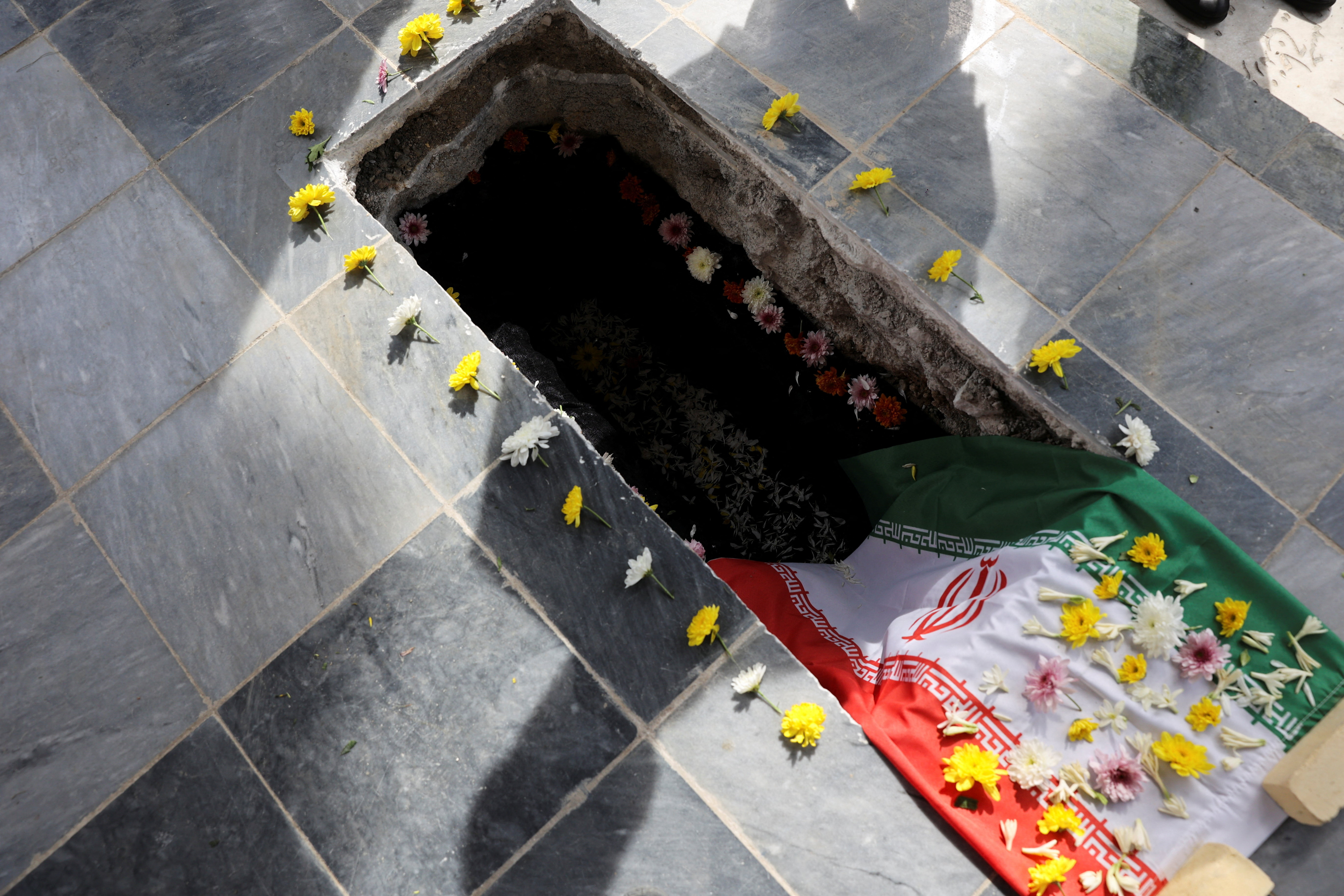 जैनब साहेबी की कब्र को फूलों से सजाया गया और उस पर ईरान का झंडा रखा गया।