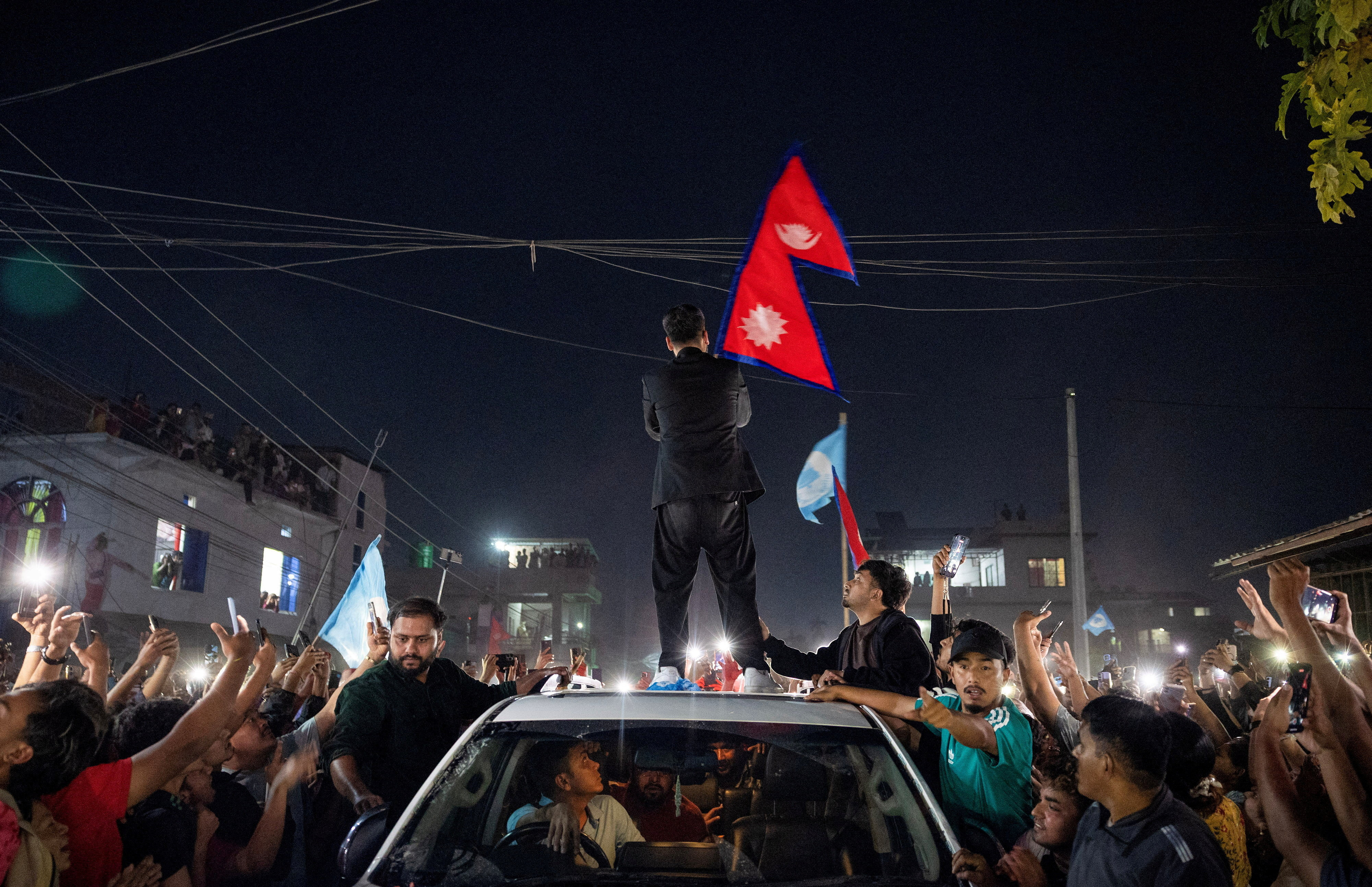 बालेन शाह समर्थकों के साथ नेपाल का झंडा लहराते हुए।