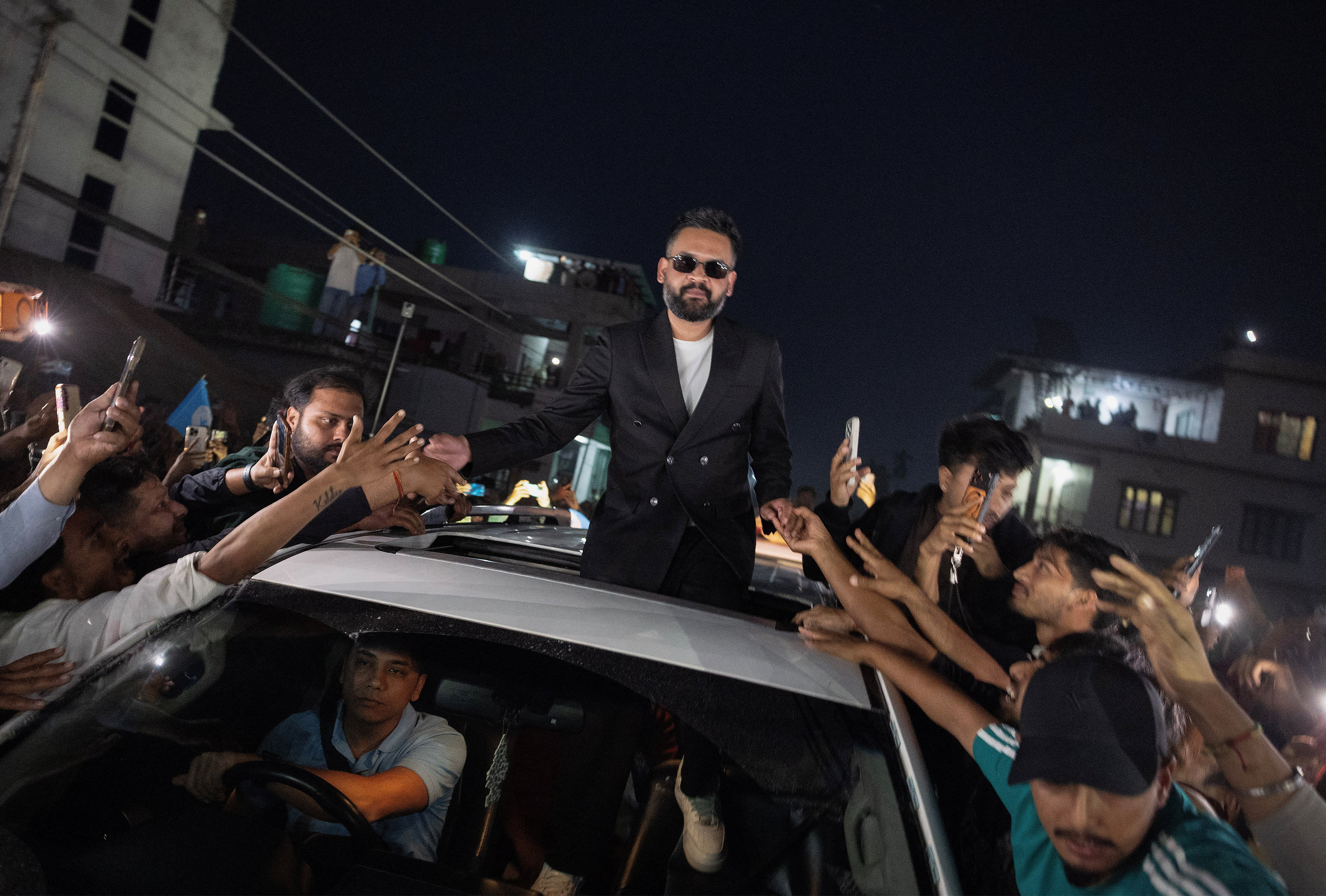 बालेन शाह जीत के बाद रोड शो के दौरान समर्थकों से मिलते हुए।