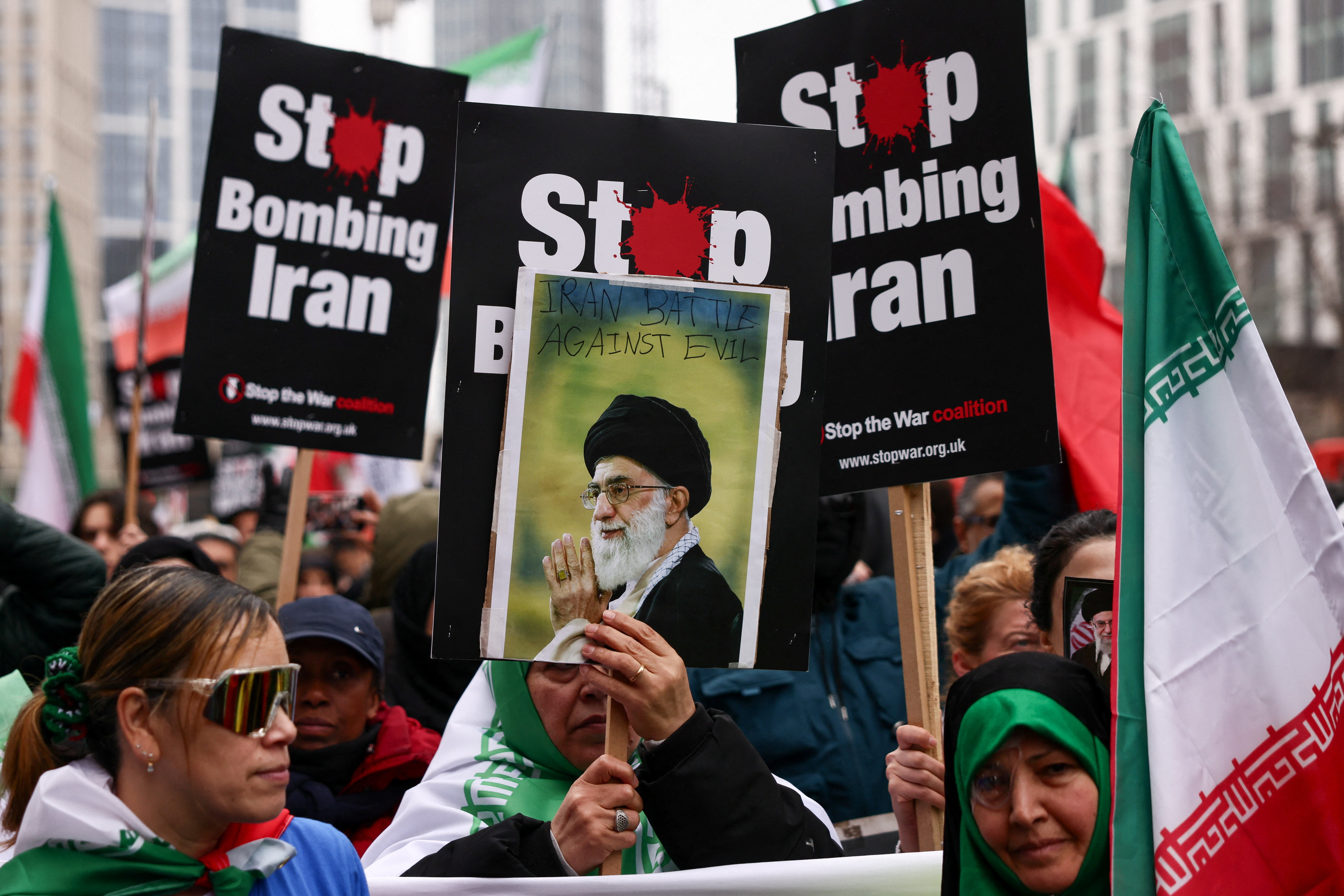 ईरान समर्थक महिलाओं ने शनिवार को ब्रिटेन में मार्च निकाला और बमबारी रोकने की मांग की। ये महिलाएं ईरानी सुप्रीम लीडर खामेनेई की तस्वीर पकड़े हुई थीं।