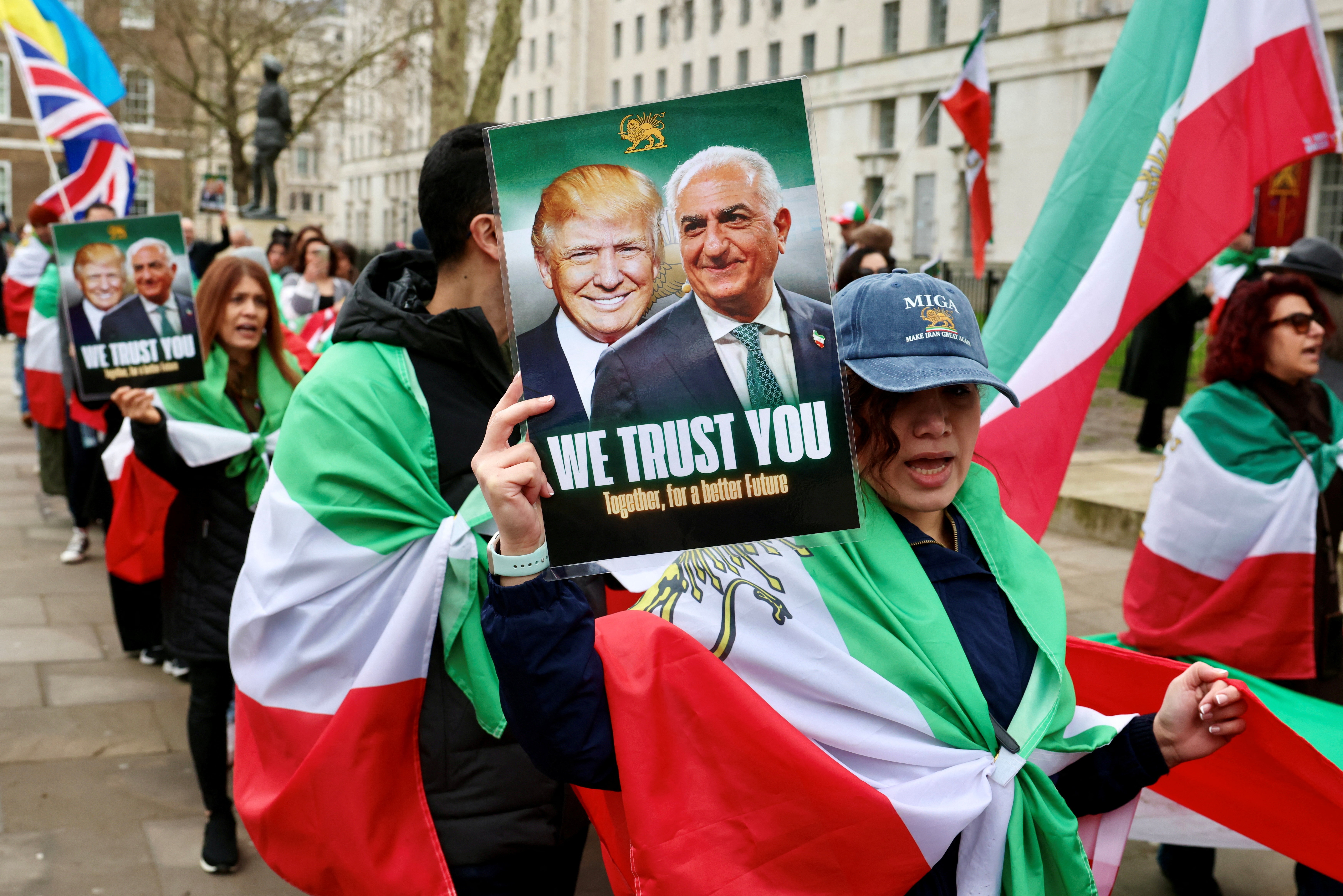 ब्रिटेन में इंटरनेशनल विमेंस डे मार्च के दौरान कुछ ईरानी महिलाओं ने अमेरिका के समर्थन में रैली निकाली। ये महिलाएं डोनाल्ड ट्रम्प की तस्वीर पकड़े हुए थीं।
