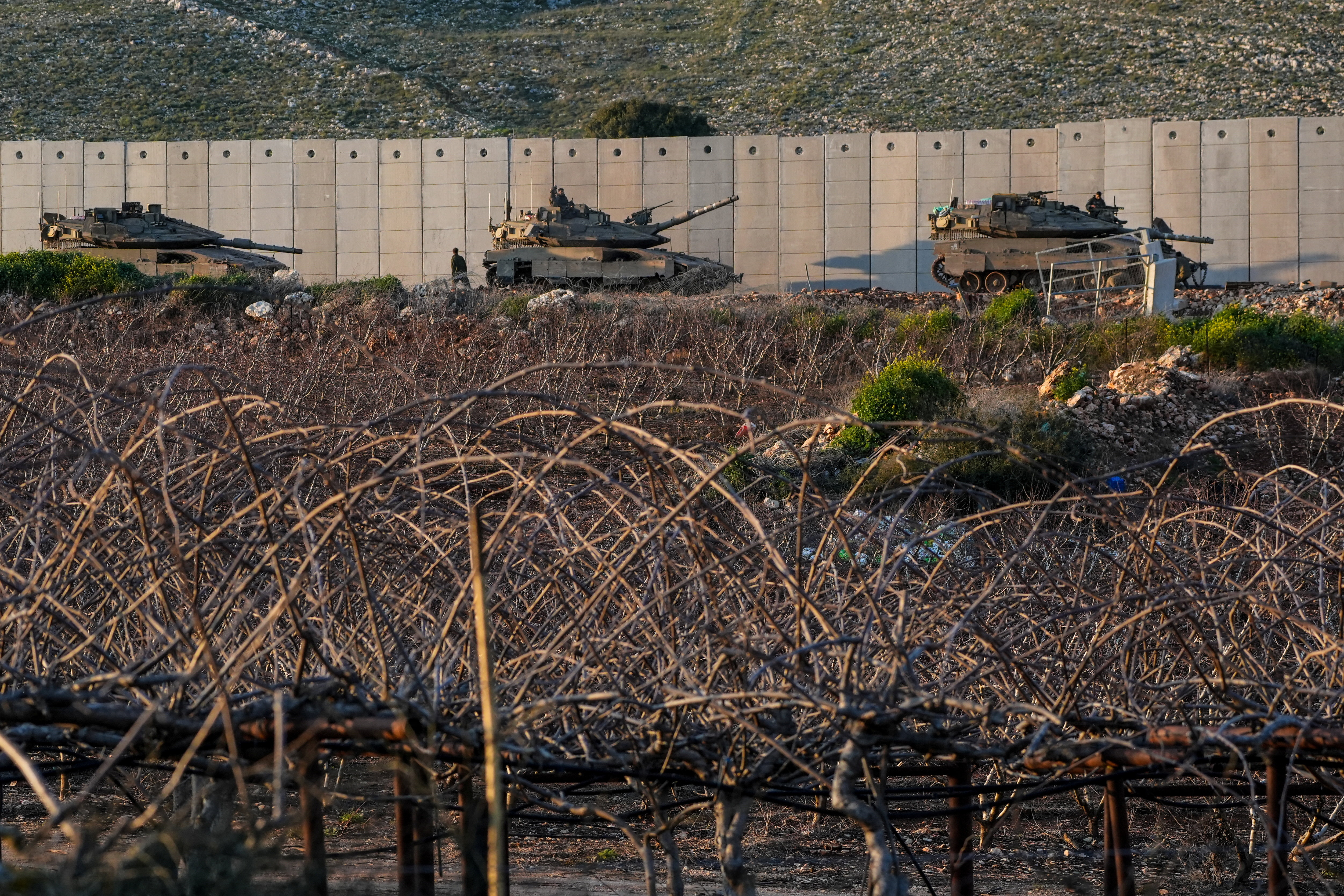इजराइल और हिजबुल्लाह के बीच बढ़ते तनाव के बीच उत्तरी इजराइल में लेबनान बॉर्डर के पास तैनात इजराइली टैंक।