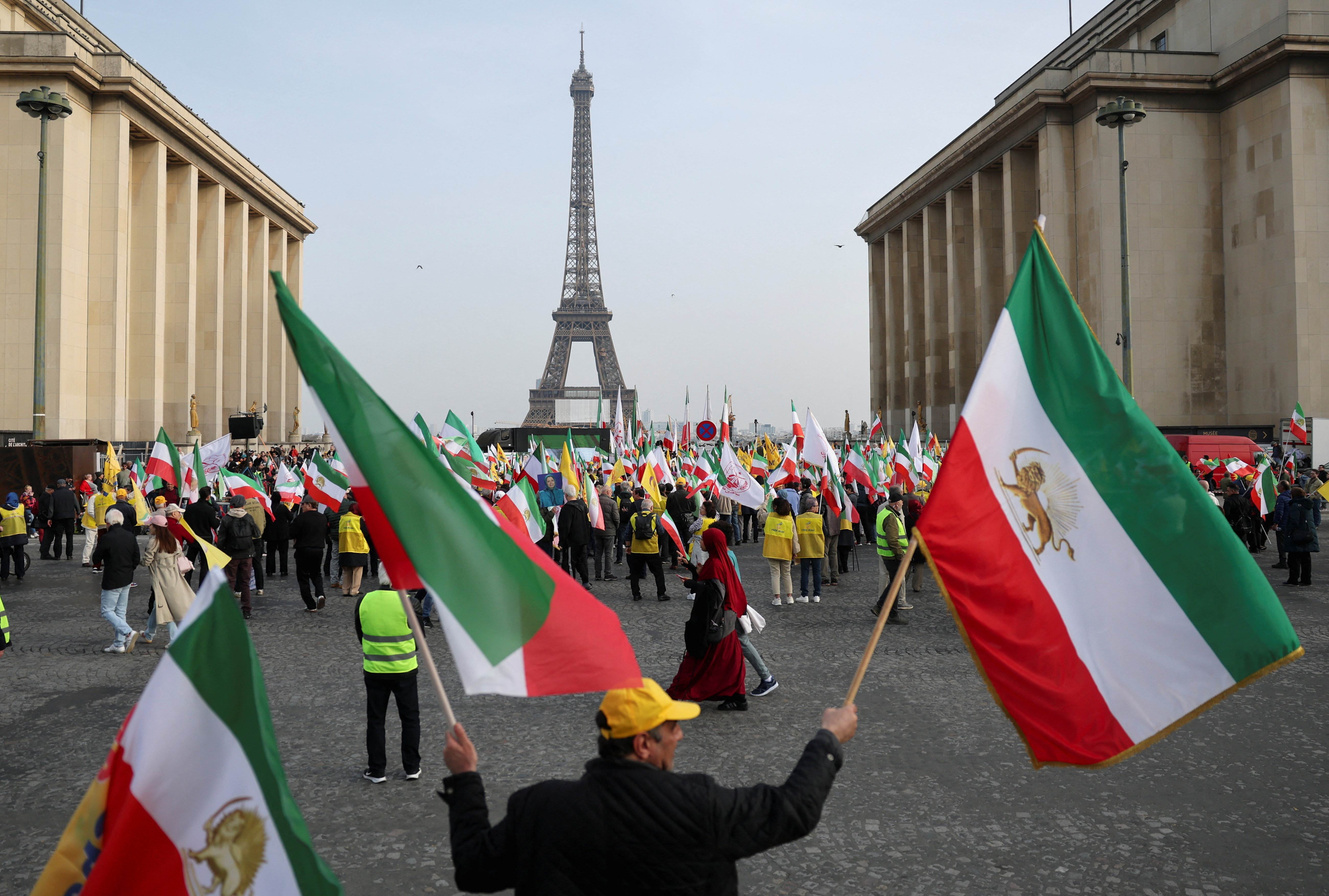 ईरान समर्थकों ने पेरिस में भी आइफिल टावर के सामने प्रदर्शन किया और जंग रोकने की मांग की।