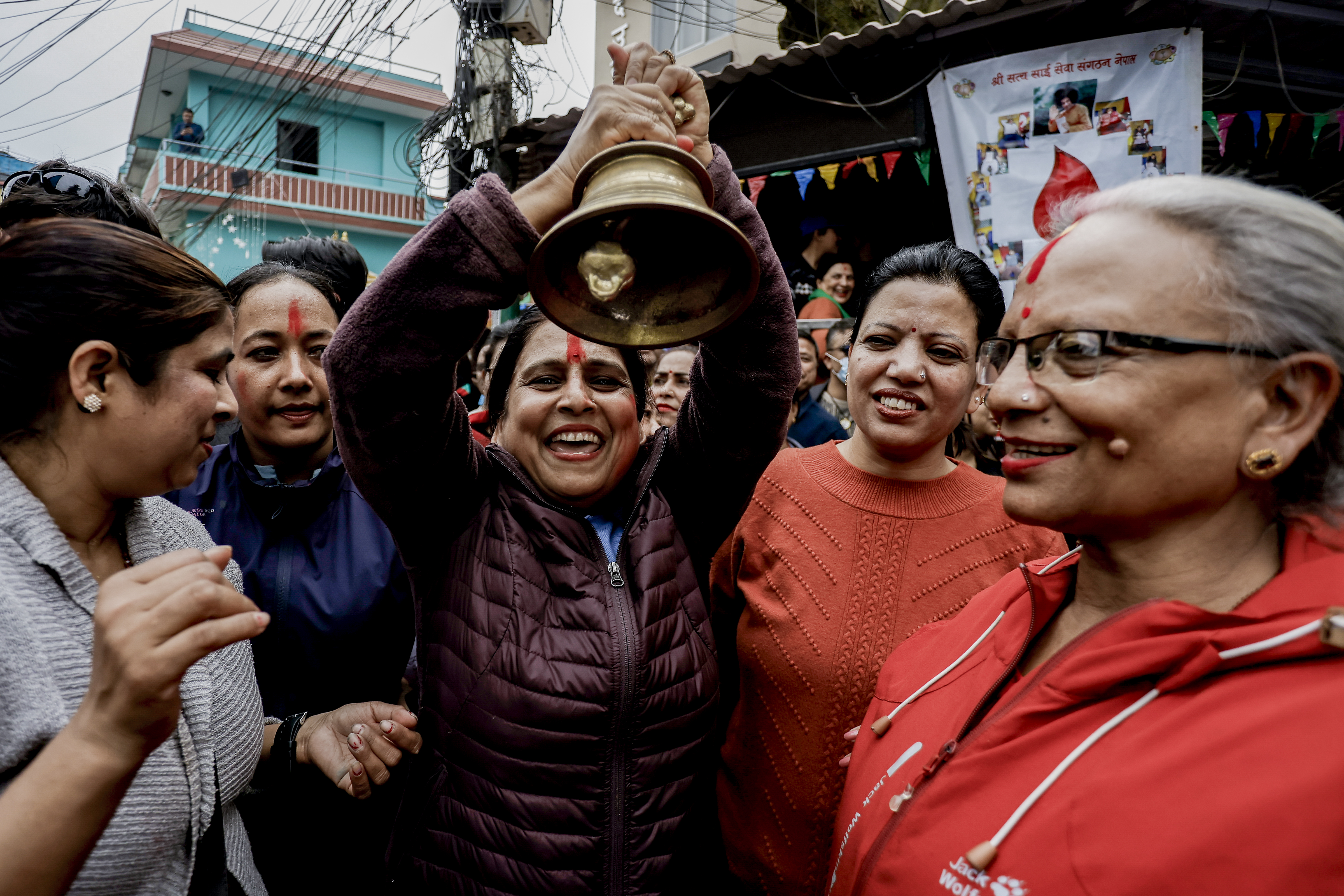 नेपाल के आम चुनाव के नतीजों की घोषणा के दौरान शुक्रवार को राष्ट्रीय स्वतन्त्र पार्टी (RSP) के समर्थक चुनाव आयोग के बाहर पार्टी के चुनाव चिन्ह ‘घंटी’ बजाते हुए। घंटी RSP का चुनाव चिन्ह है।