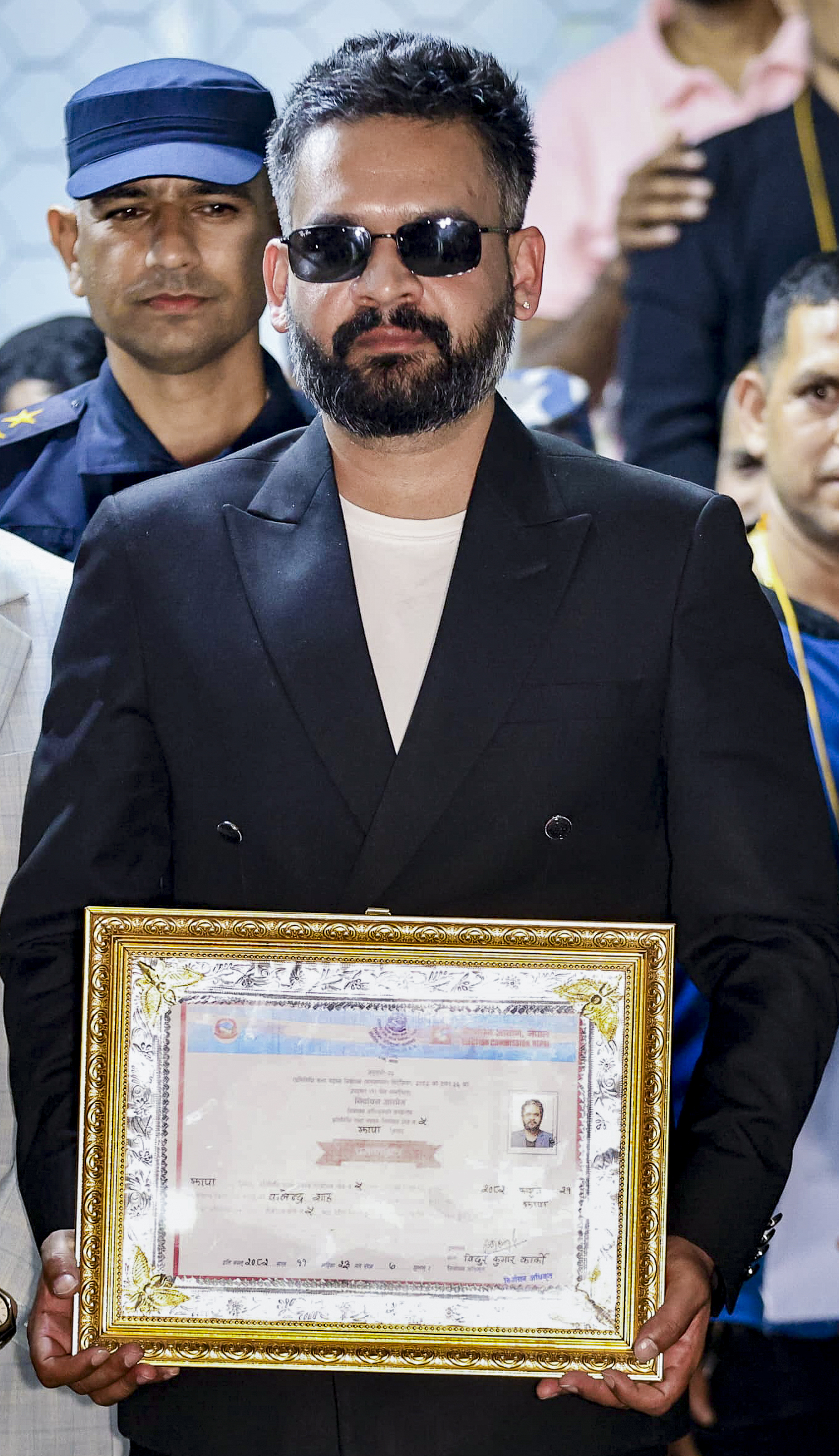 बालेन शाह जीत का प्रमाण पत्र दिखाते हुए।