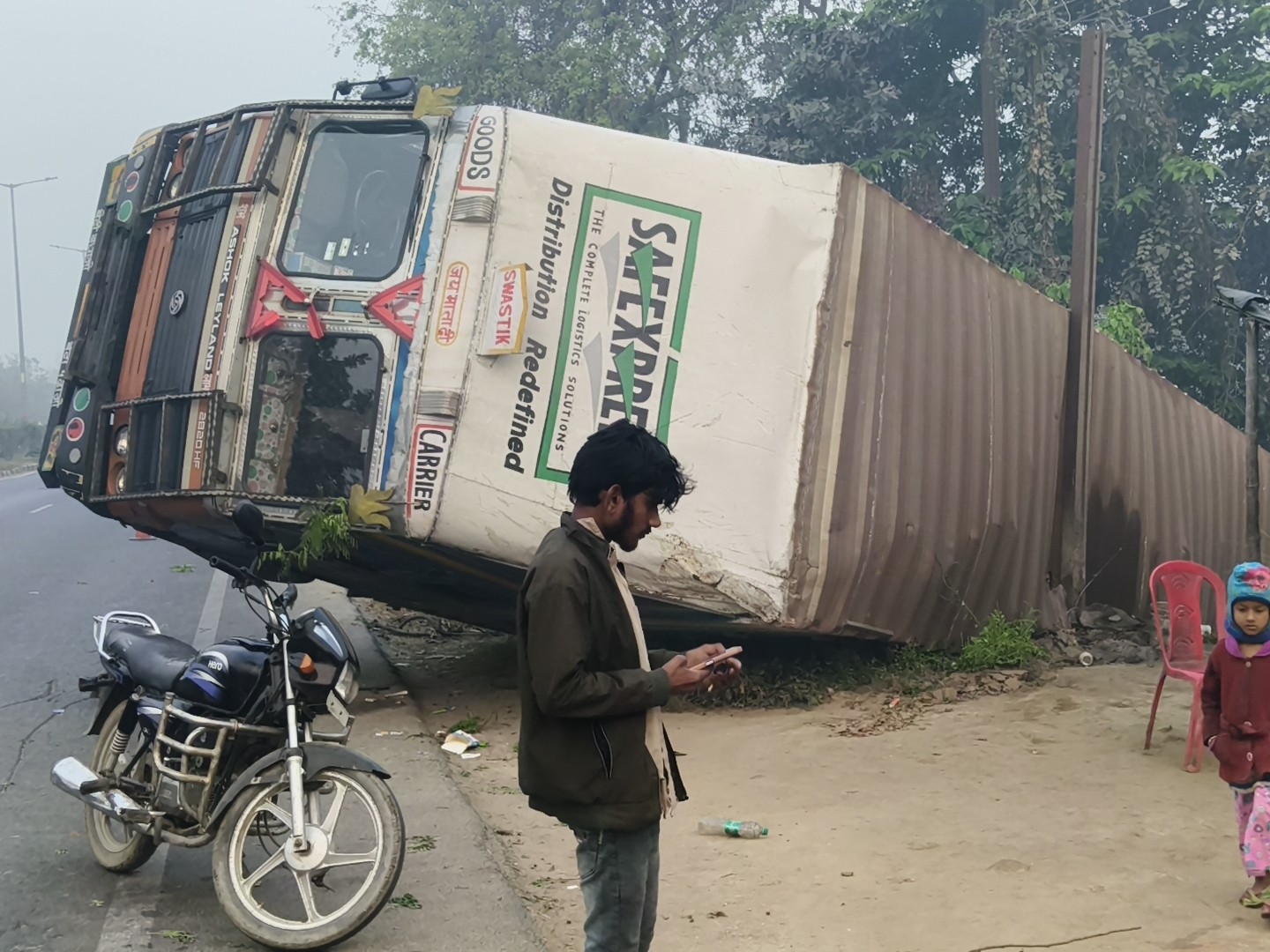 Nh27 Bihar Container Accident | Gaiaghat NH27 Truck Overturned Driver Flees