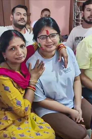 बिहार की आकांक्षा सिंह रणवीर सेना वाले ब्रह्मेश्वर सिंह उर्फ मुखिया की पोती हैं।