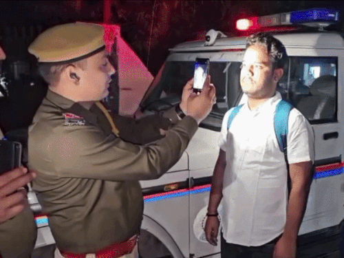 धौलपुर के बाड़ी कोतवाली थाना इंचार्ज देवेंद्र यादव राजकॉप ऐप का उपयोग करना सिखा रहे थे। जिस युवक पर सैंपल ट्राई किया उसी की हिस्ट्री निकल आई।