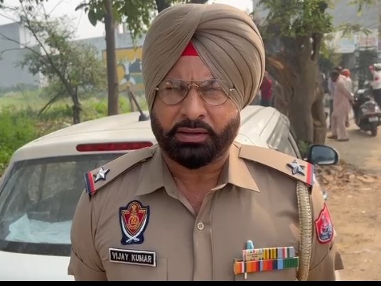 जानकारी देते थानेदार