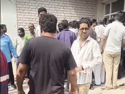 फैक्ट्री में आग के बाद अस्पताल में लगी भीड़।