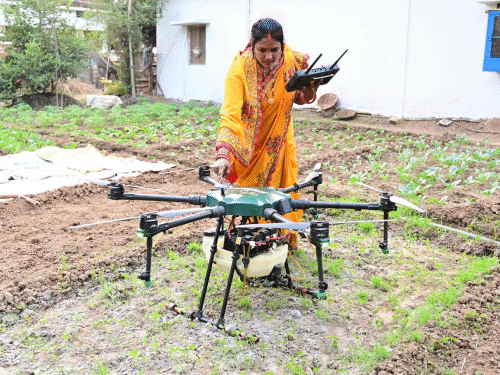 नमो ड्रोन दीदी योजना से जुड़ने के बाद चंद्रकली वर्मा ने आधुनिक तकनीक के साथ काम शुरू किया।