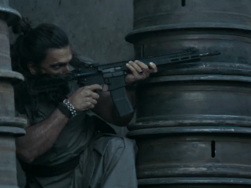 धुरंधर 2 के ट्रेलर में रणवीर सिंह बेहद इंटेंस और आक्रामक अंदाज में दिखाई देते हैं।