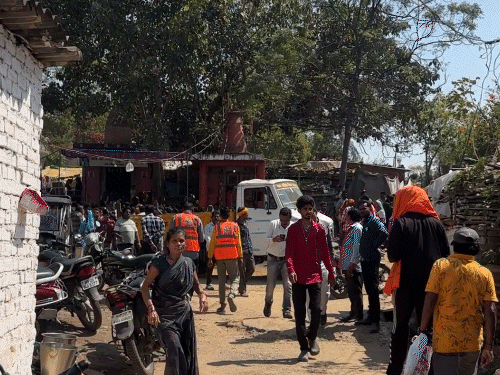 मदनमहल की पहाड़ी से अतिक्रमण हटाने की कार्रवाई करते निगमकर्मी।