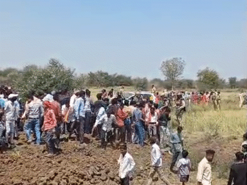 जहां अफीम की खेती हुई वहां ग्रामीण और स्थानीय लोग पहुंच गए थे।