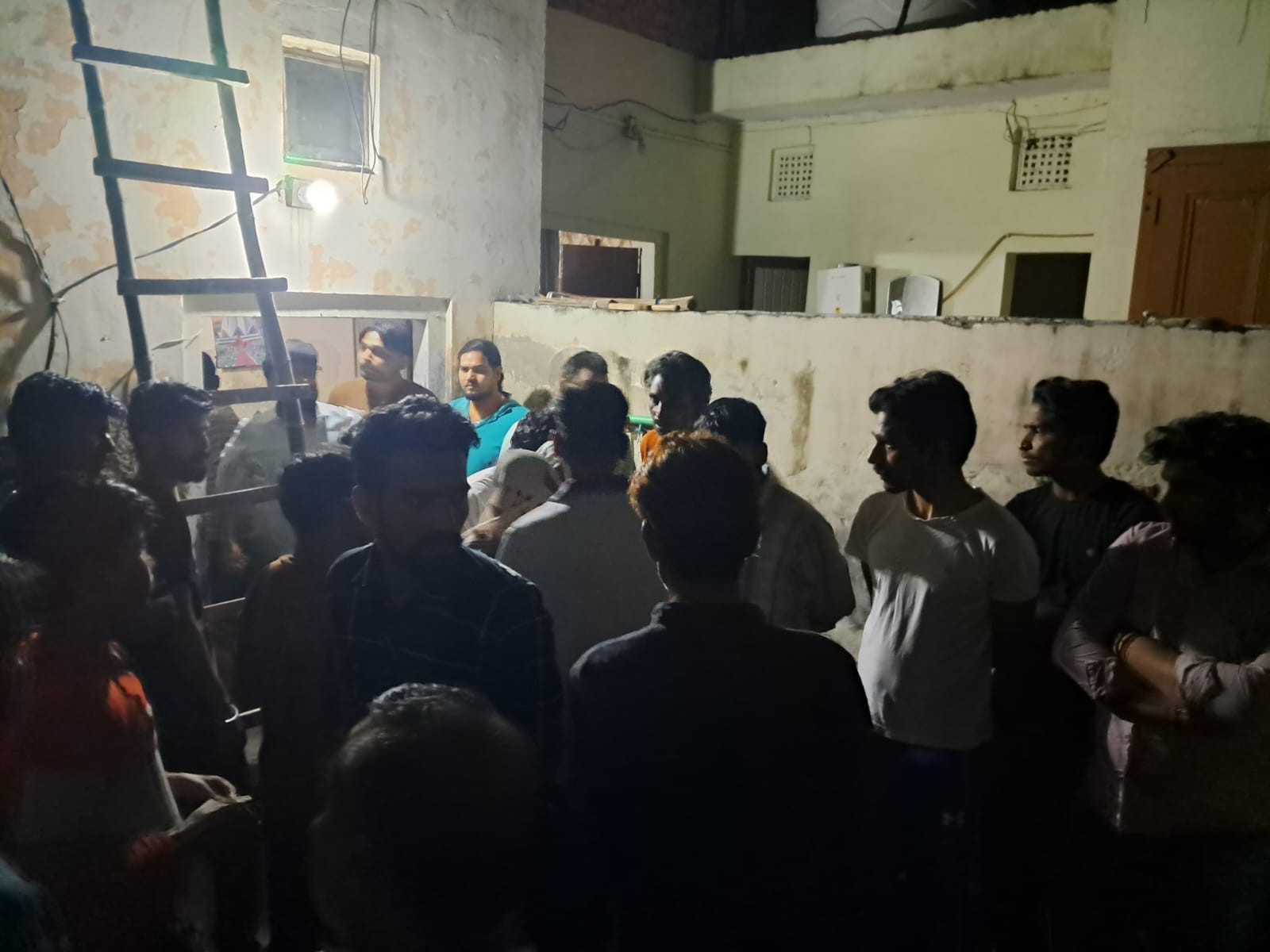 घटना के बाद घर पर मौजूद लोगों की भीड़।