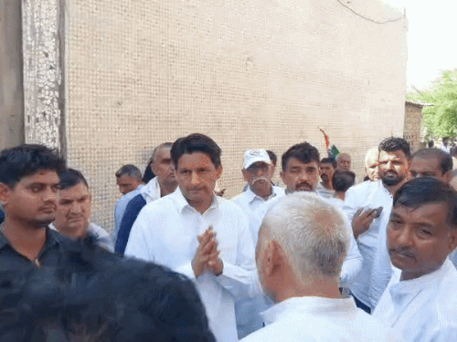 ककराना गांव में अनुज शर्मा को श्रद्धांजलि देने पहुंचे कांग्रेस सांसद दीपेंद्र हुड्‌डा।