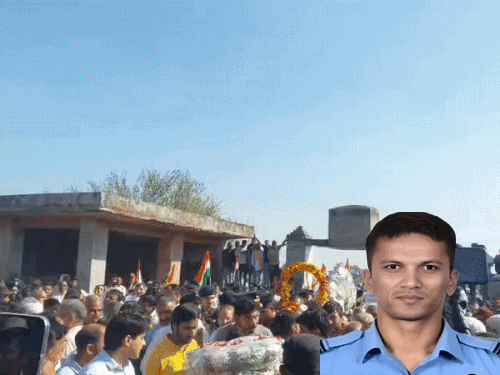 रोहतक में ककराना गांव के श्मशान घाट में शहीद को श्रद्धांजलि देते लोग। इनसेट में अनुज शर्मा की फाइल फोटो। - Dainik Bhaskar