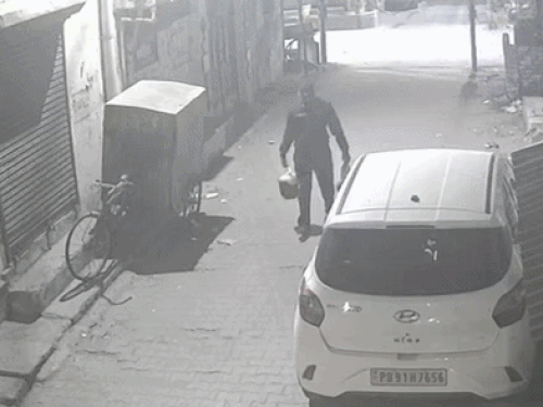 पेट्रोल की बाल्टी लेकर जाता आरोपी सीसीटीवी में कैद।