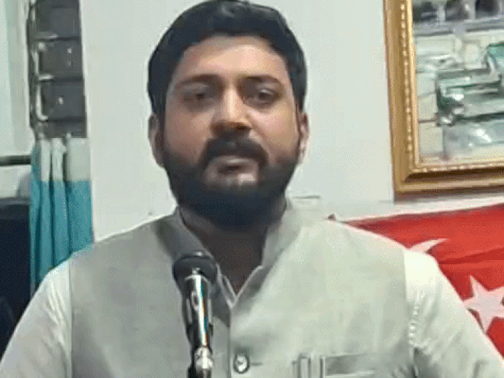 भोपाल में जलसा-ए-शहादत में अमेरिका-इजराइल मुर्दाबाद के नारे: मौलाना ने ट्रंप पर की आपत्तिजनक टिप्पणी, पोस्टरों को पैरों से कुचला - Bhopal News एआईएमआईएम के प्रदेश अध्यक्ष मोहसिन अली खान