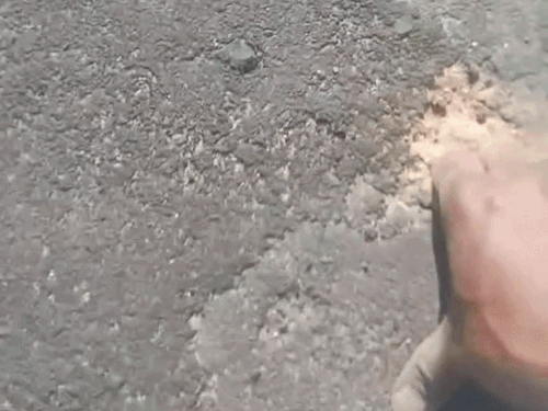 चूरू का एक वीडियो सामने आया। जिसमें युवक अधिकारियों से खराब सड़क की शिकायत करता नजर आ रहा है। दावा है कि कार सवार अधिकारी पहले धमकाते हैं फिर मौके से निकल जाते हैं।