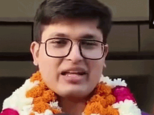 चित्तौड़गढ़ के अनुज अग्निहोत्री ने देशभर में पहली रैंक हासिल की। मुख्यमंत्री ने वीडियो कॉल कर बधाई दी।