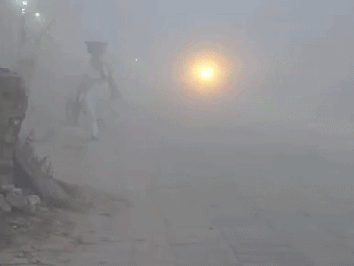 सोनीपत में आज सुबह अचानक धुंध छा गई। धुंध के बीच गुजरते लोग। - Dainik Bhaskar