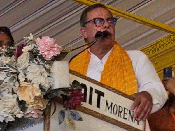 अजय सिंह ने मंच पर नरेंद्र सिंह तोमर से कहा- 2028 में कांग्रेस की सरकार बनेगी।