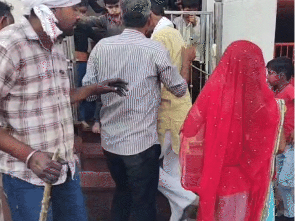 लट्‌ठमार होली के आयोजन में आए कांग्रेस विधायक बाबू जंडेल को भी डंडे पड़े।