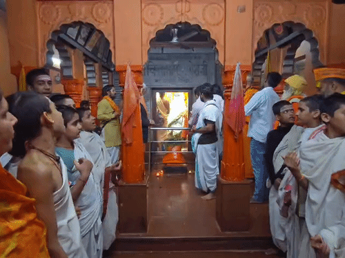 चिंतामणि गणेश मंदिर में शंकराचार्य ने पूजा की, 11 बटुकों ने वैदिक मंत्रोच्चार किया।