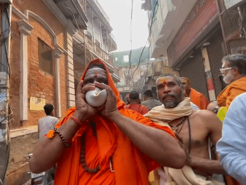 साधु-संतों ने शंखनाद किया, फिर शंकराचार्य लखनऊ के लिए रवाना हुए।