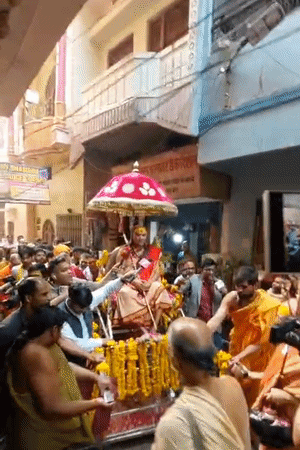 शंकराचार्य अपने मठ से निकलकर पालकी पर सवार हुए और 300 मीटर दूर चिंतामणि गणेश मंदिर पहुंचे।