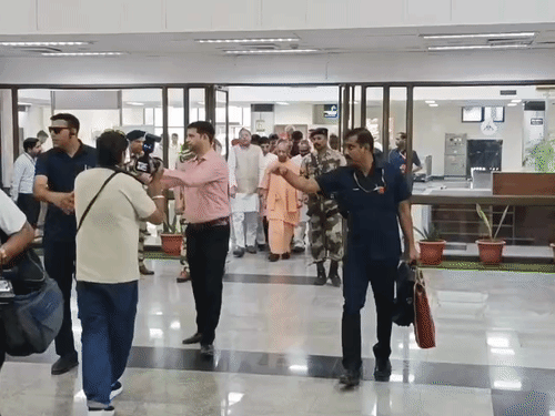 आगरा के खेरिया हवाई अड्‌डा पर मुख्यमंत्री की अगवानी की गई।