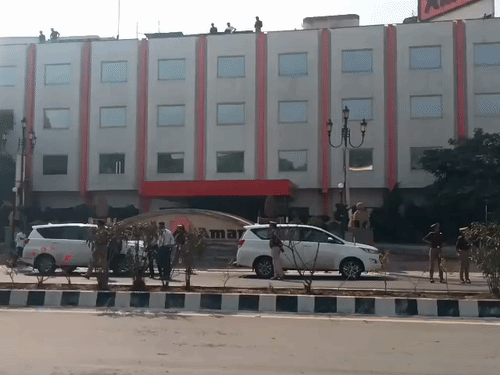 आगरा के इसी होटल में चल भाजपा और संघ पदाधिकारियों की बैठक हुई।