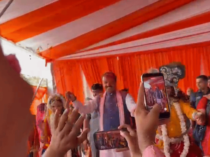 कौशांबी में डिप्टी CM केशव मौर्य ने सरस महोत्सव का उद्घाटन किया। वे राधा-कृष्ण बने कलाकारों के साथ झूमे।