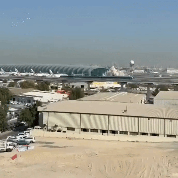 दुबई के इंटरनेशनल एयरपोर्ट पर शनिवार को ईरानी ड्रोन हमले का फुटेज।