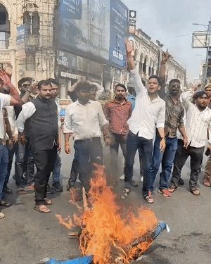 छात्रों ने मौलाना का पुतला जलाने के बाद जमकर नारेबाजी की।