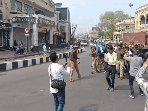 छात्रों ने लखनऊ के हजरतगंज में मौलाना की शव यात्रा निकाली थी।