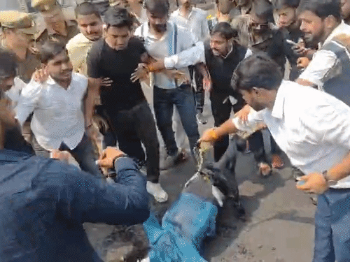 पुलिस छात्रों को रोक नहीं पाई। हजरतगंज चौराहे पर छात्रों ने पेट्रोल डालकर पुतले में आग लगा दी।