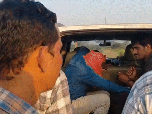 भगवा गमछा पहने बीजेपी नेता विनायक ताम्रकर को पुलिस ने गिरफ्तार कर लिया है।