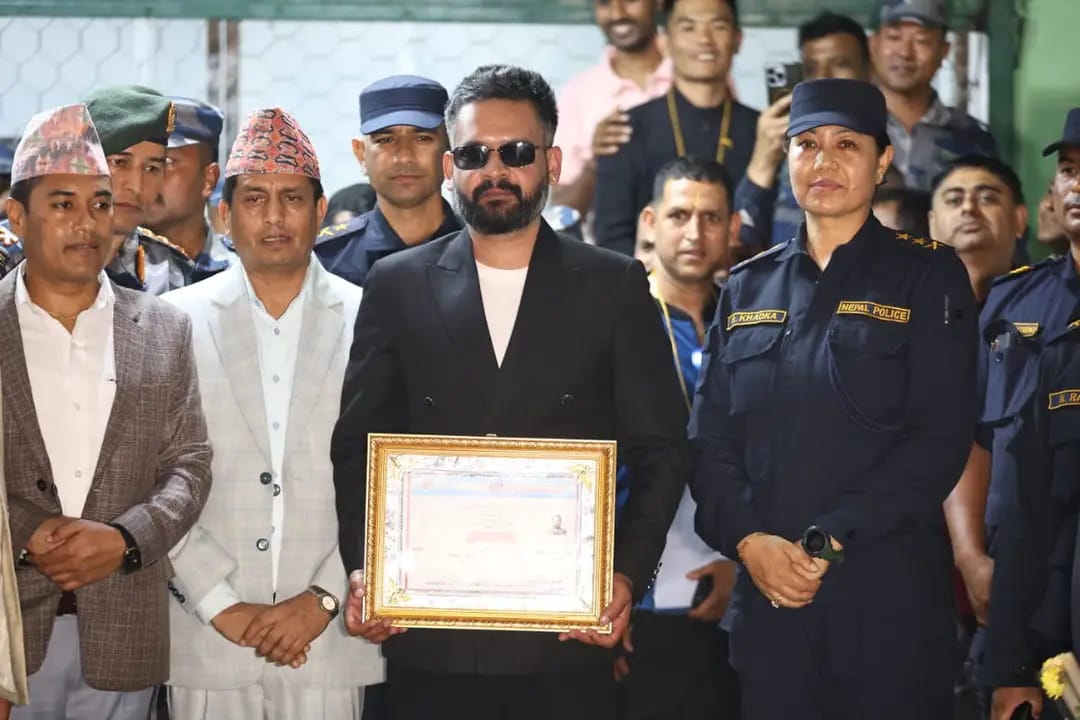 चुनाव आयोग के अधिकारियों के साथ जीत के प्रमाण पत्र के साथ बालेन शाह