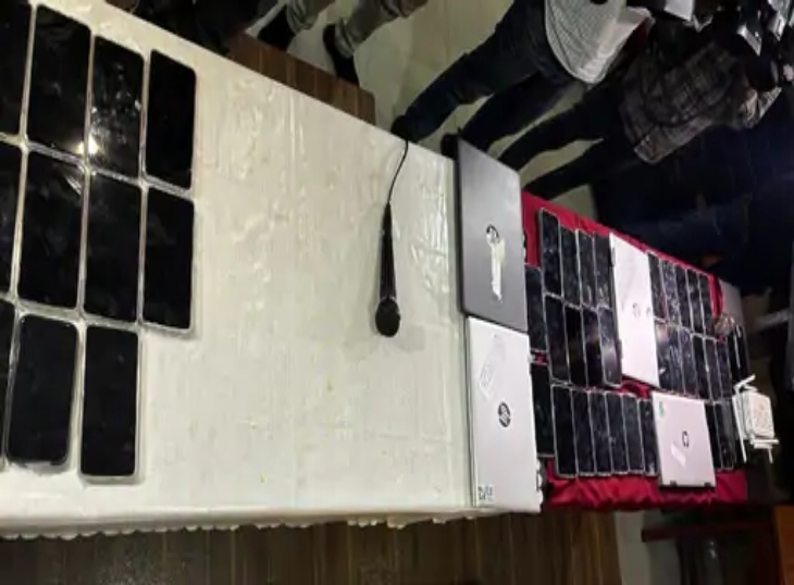 पुलिस ने आरोपियों के पास बड़ी संख्या में मोबाइल जब्त किया है। साथ ही लैपटॉप भी बरामद किया गया है।