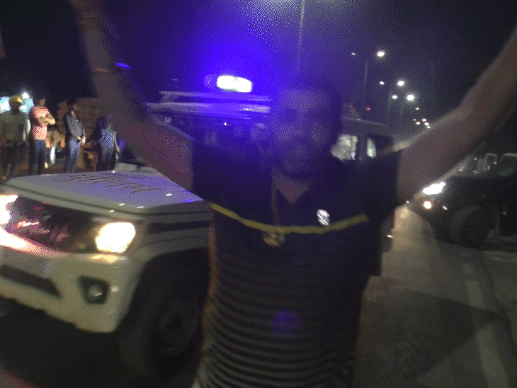 मोनू मानेसर को देखने सड़क पर भीड़ जमा हो गई। इस दौरान एक समर्थक ने जय गो माता, जय श्री राम के नारे लगाए।