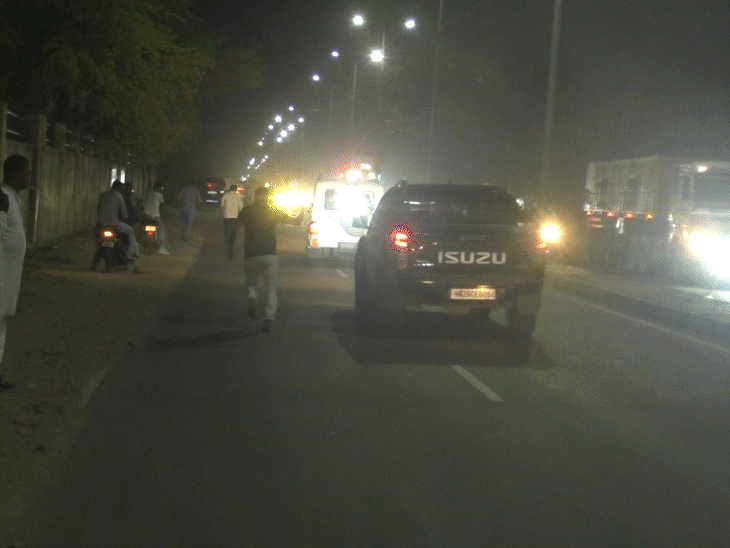 मोनू काले रंग की गाड़ी में बैठकर रवाना हुआ तो समर्थक दौड़ते हुए उसका वीडियो बनाते रहे।