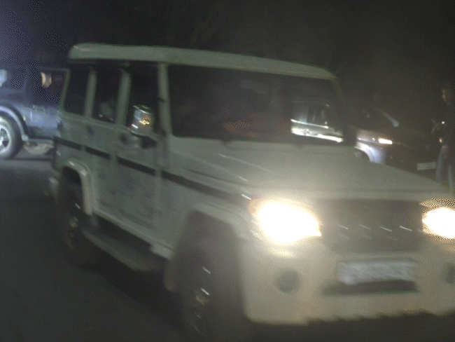 मोनू मानेसर के साथ समर्थकों की गाड़ियों का काफिला भी रवाना हुआ।