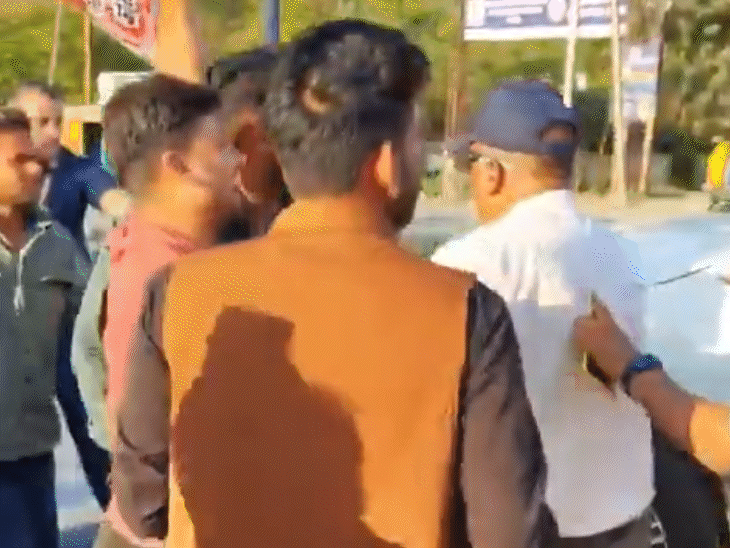 युवक को देखते ही सीएम ने काफिला रुकवाया। युवक ने सीएम से मां के लिए न्याय मांगा।