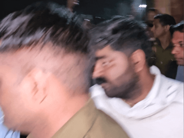 मोनू मानेसर को बुलेटप्रूफ जैकेट पहनाकर जेल से बाहर निकाला गया और पूरी सुरक्षा के साथ गाड़ी में बैठाकर रवाना किया गया।