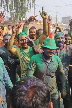 इसके बाद 6 मार्च को संभल में SP केके बिश्नोई ने भी जमकर होली खेली और साथियों के साथ मिलकर गुलाब जइसन खिलल बाडू गाने पर डांस किया था।